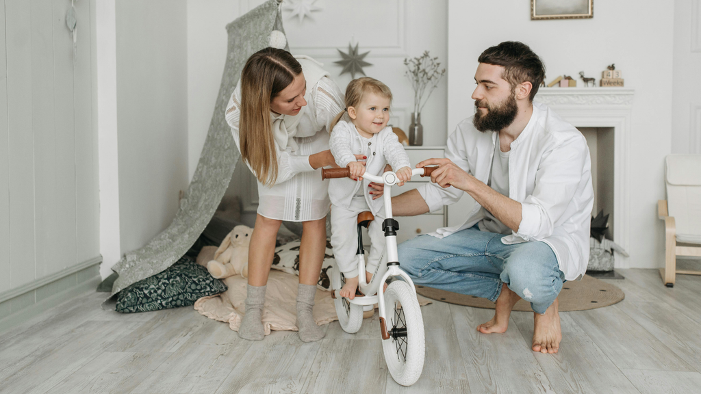 Bicicleta de equilíbrio vs bicicleta com pedais: qual é a melhor opção?