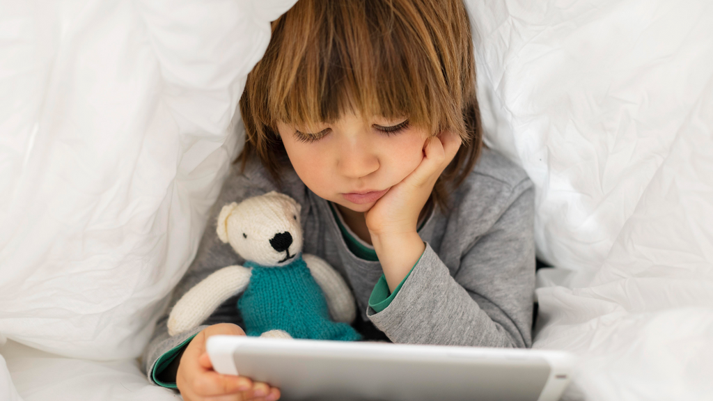 Como ajudar o meu filho a desligar da tecnologia antes de dormir?