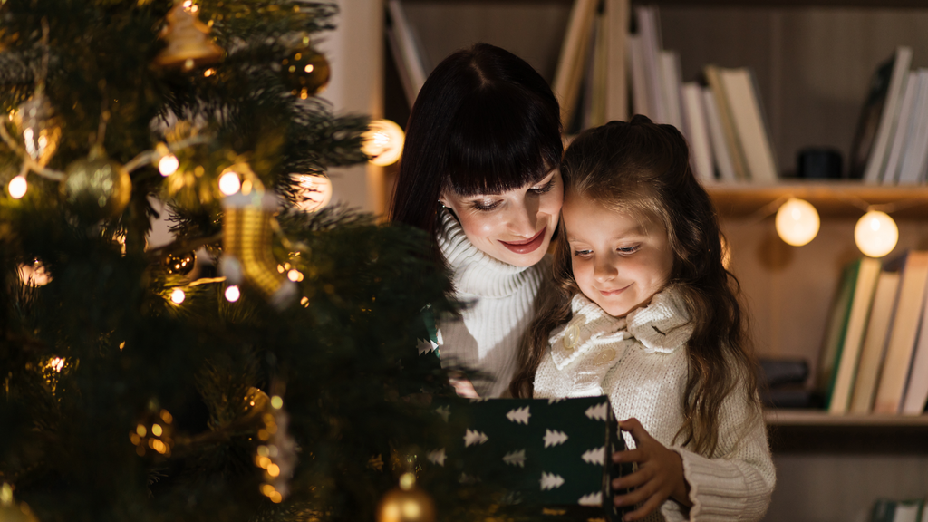 Um guia para cultivar a gratidão nas crianças durante o Natal