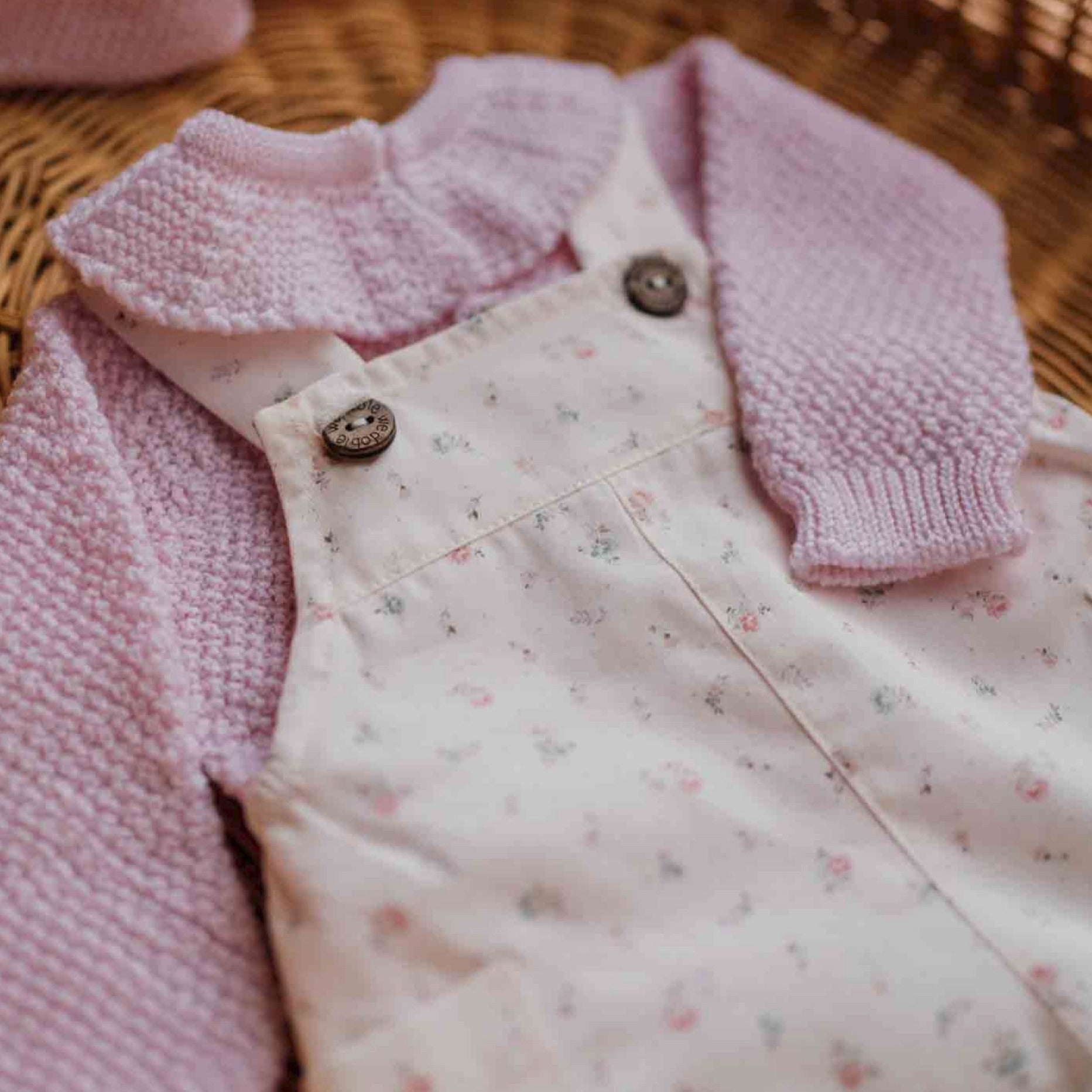 Jardineiras em tecido florido | LOVELY MOTHER LOVE - Wedoble