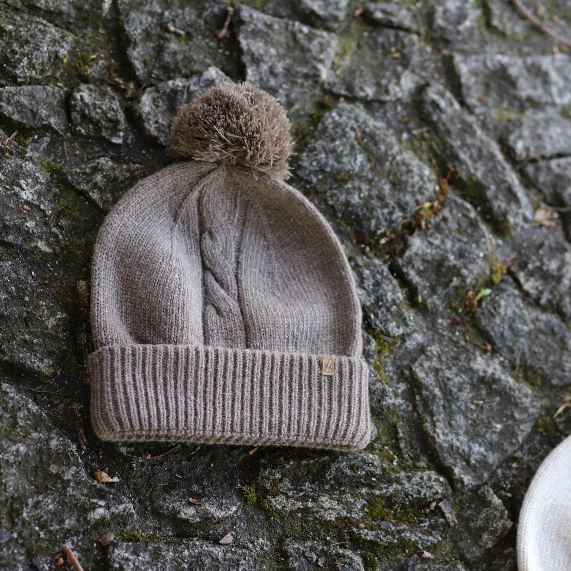 Gorro com pompom tricotado em lã merino | WEDOBLE PLAY - Wedoble