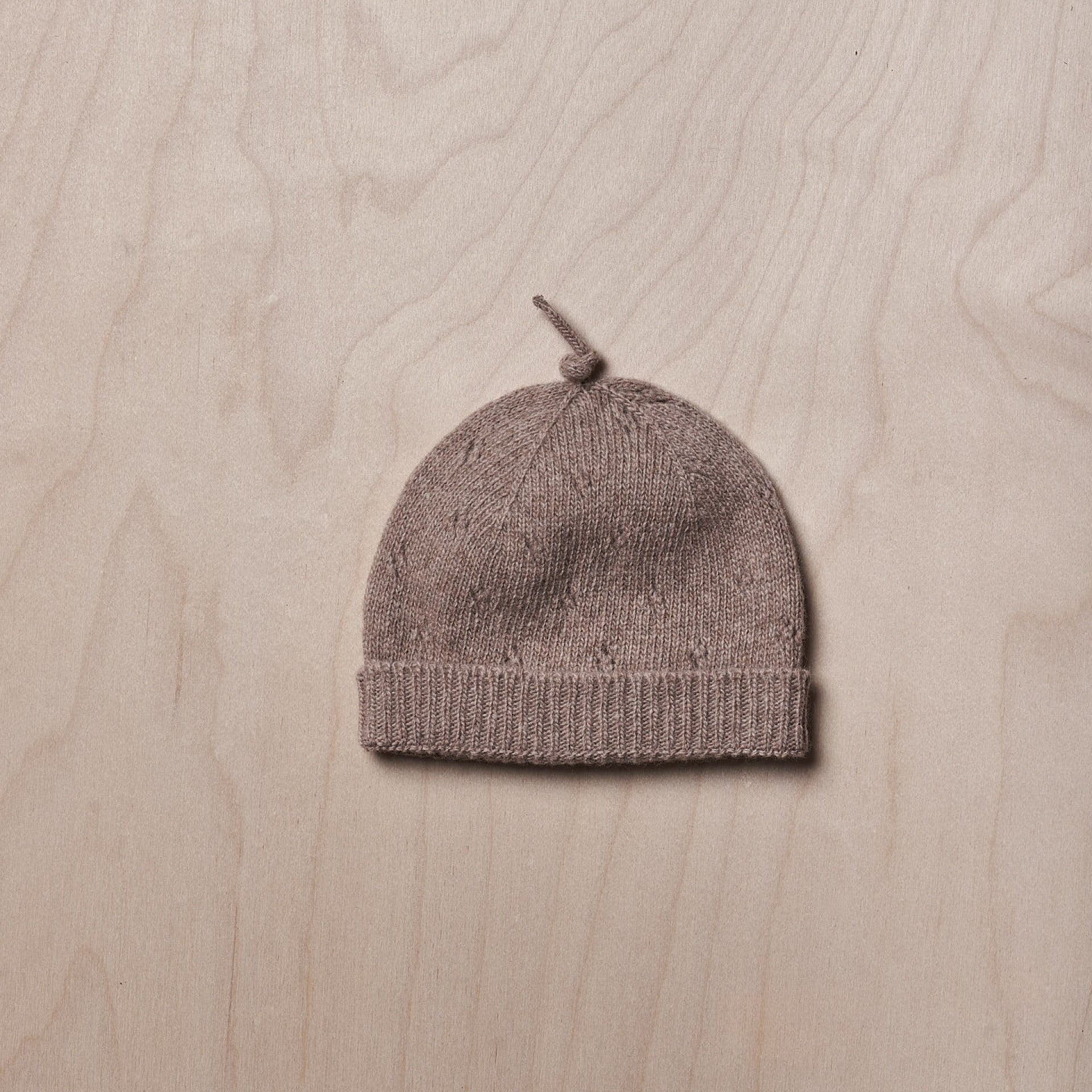 Gorro tricotado em lã TONES OF GARDENS IN WINTER - Wedoble