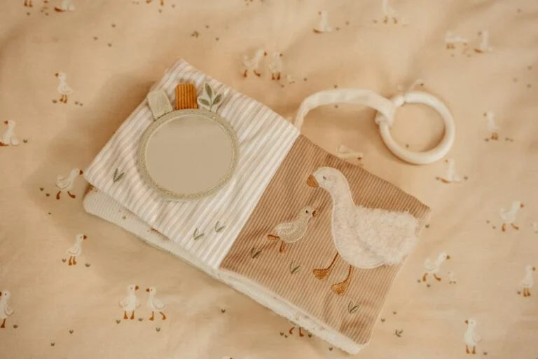 Livro Fofinho de Actividades – Newborn Naturals - Little Dutch