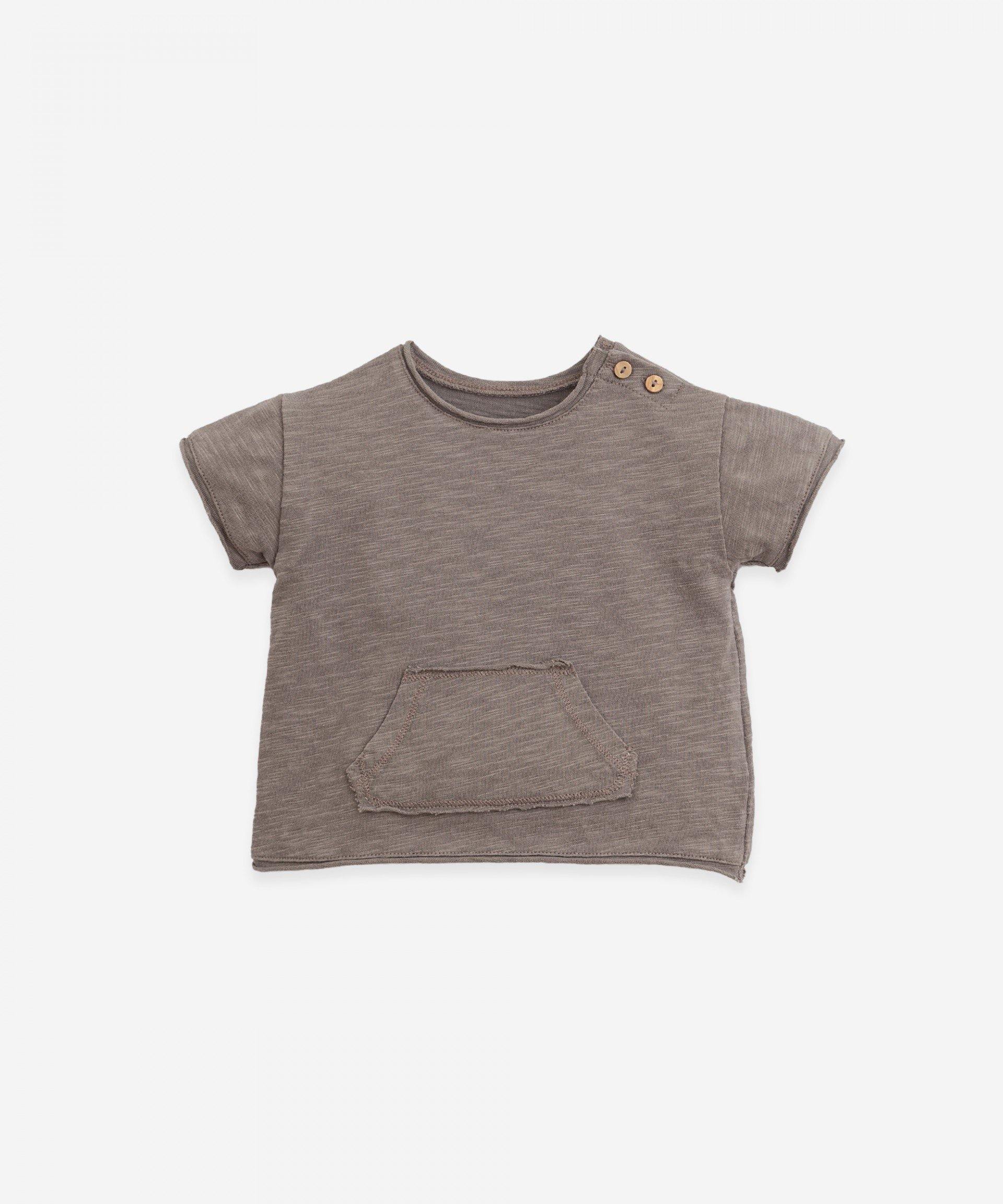T-shirt em algodão orgânico com bolso - Play Up - chuvadeamor