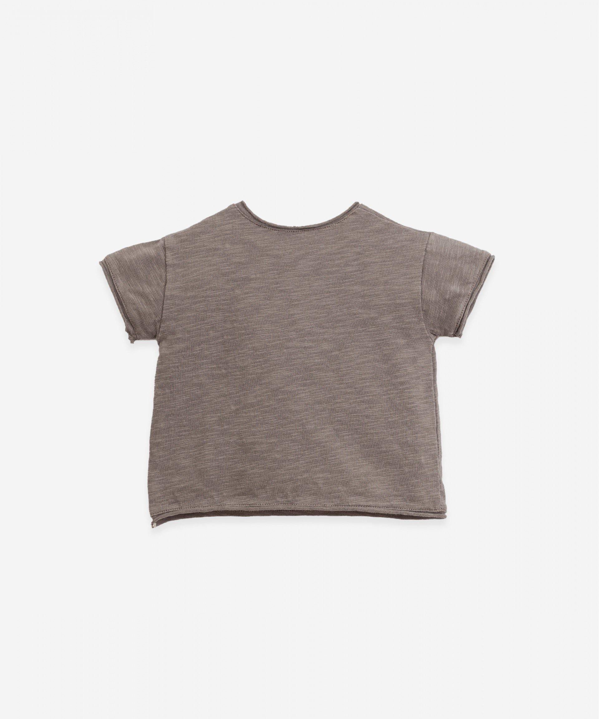 T-shirt em algodão orgânico com bolso - Play Up - chuvadeamor
