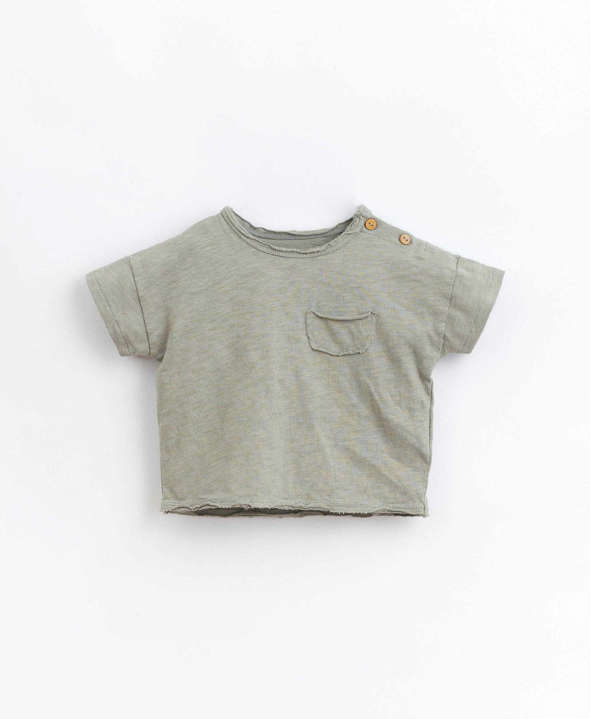 T-shirt com bolso no peito - chuvadeamor