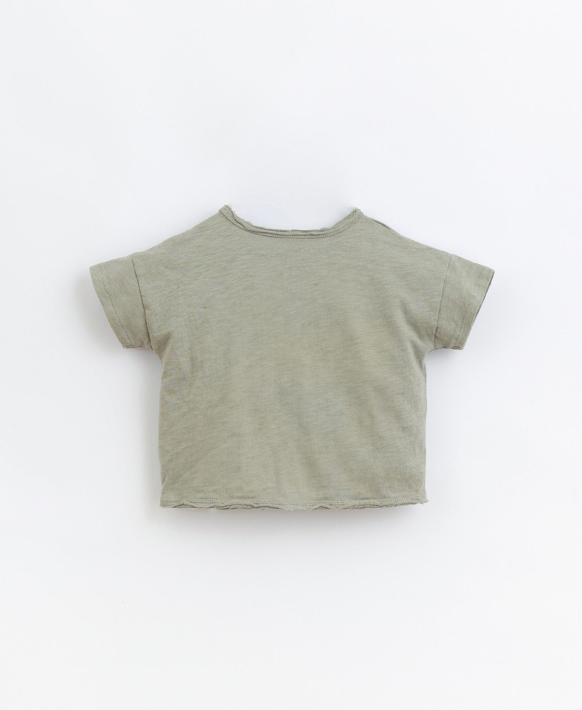 T-shirt com bolso no peito - chuvadeamor