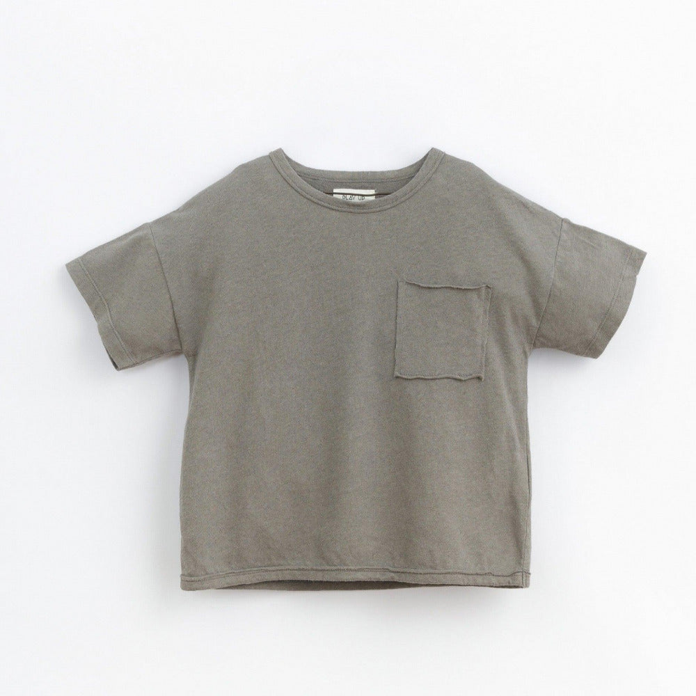 T-shirt com bolso no peito - chuvadeamor