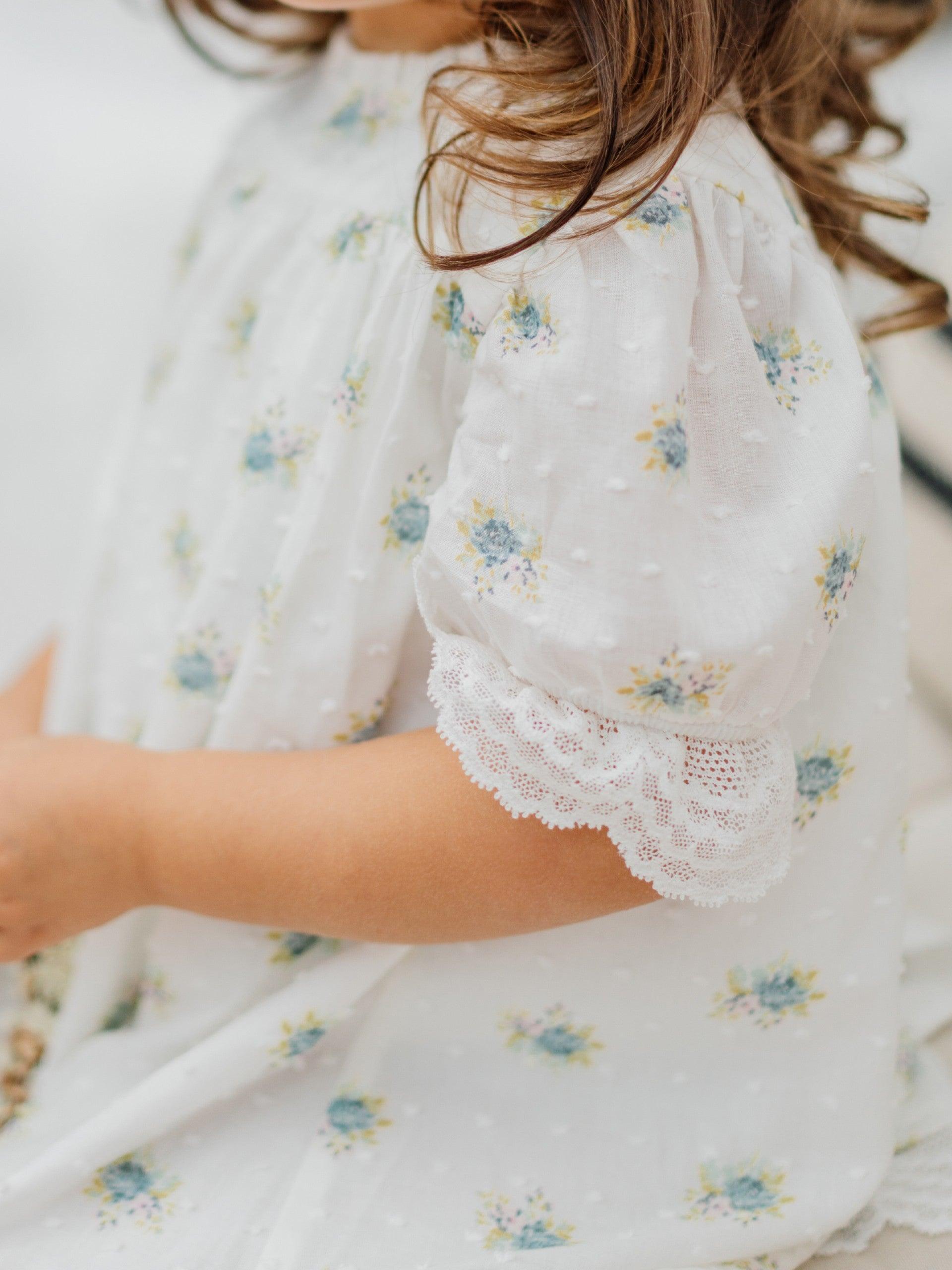 Vestido florido em tecido de algodão | LITTLE LOVE - Wedoble - chuvadeamor