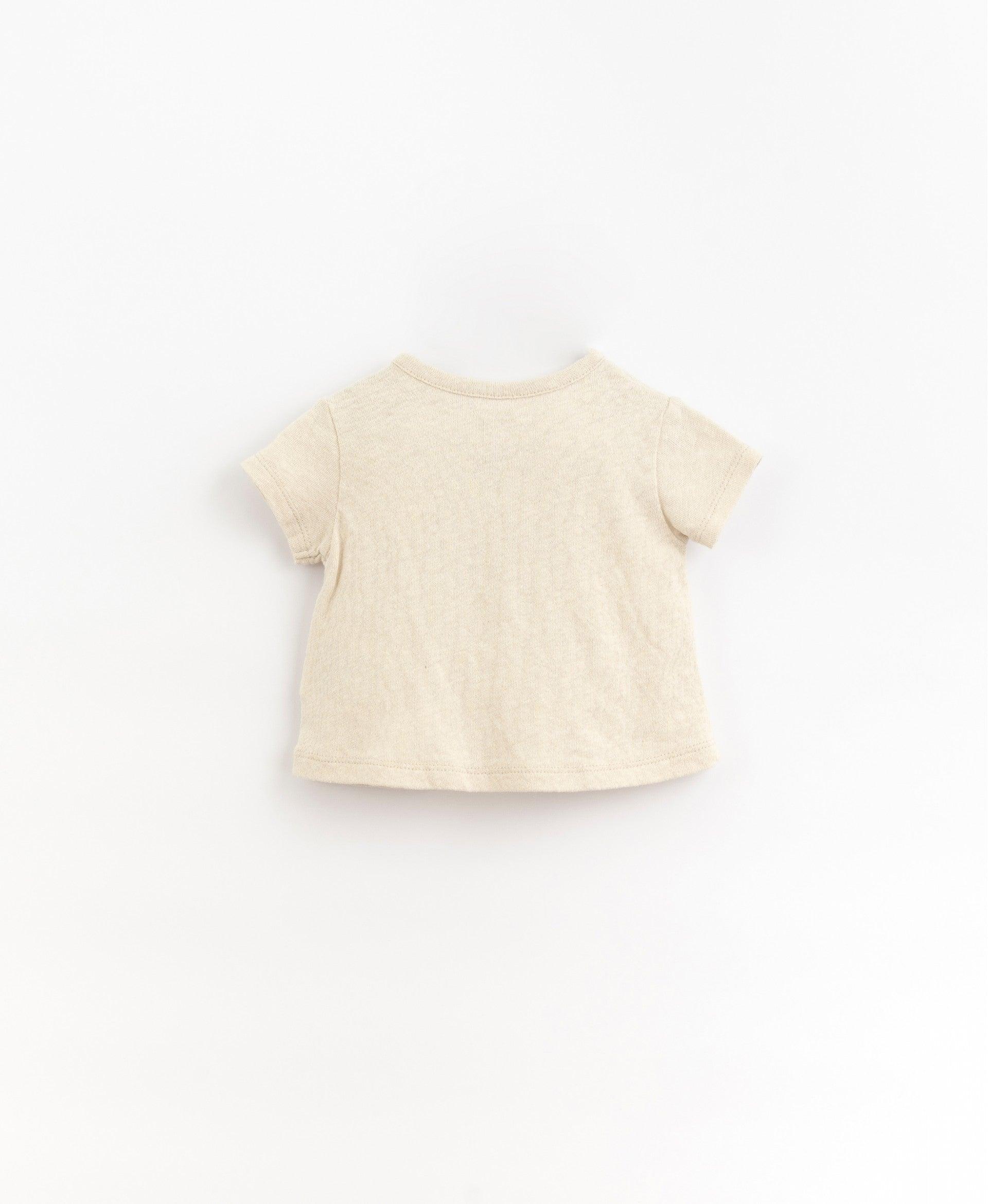T-shirt com mistura de algodão orgânico e linho - Play Up - chuvadeamor