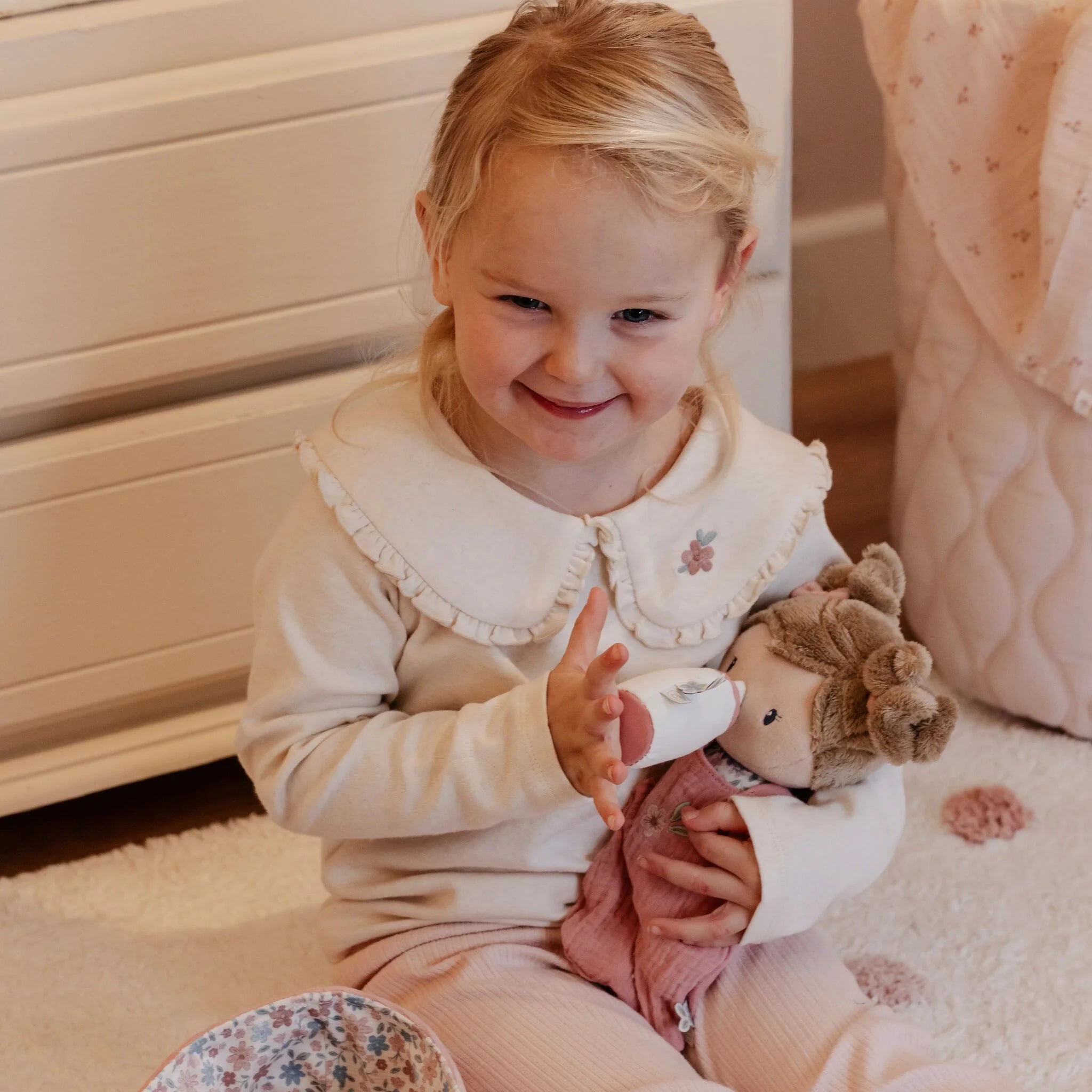 Boneca Rosa com Alcofa - Little Dutch