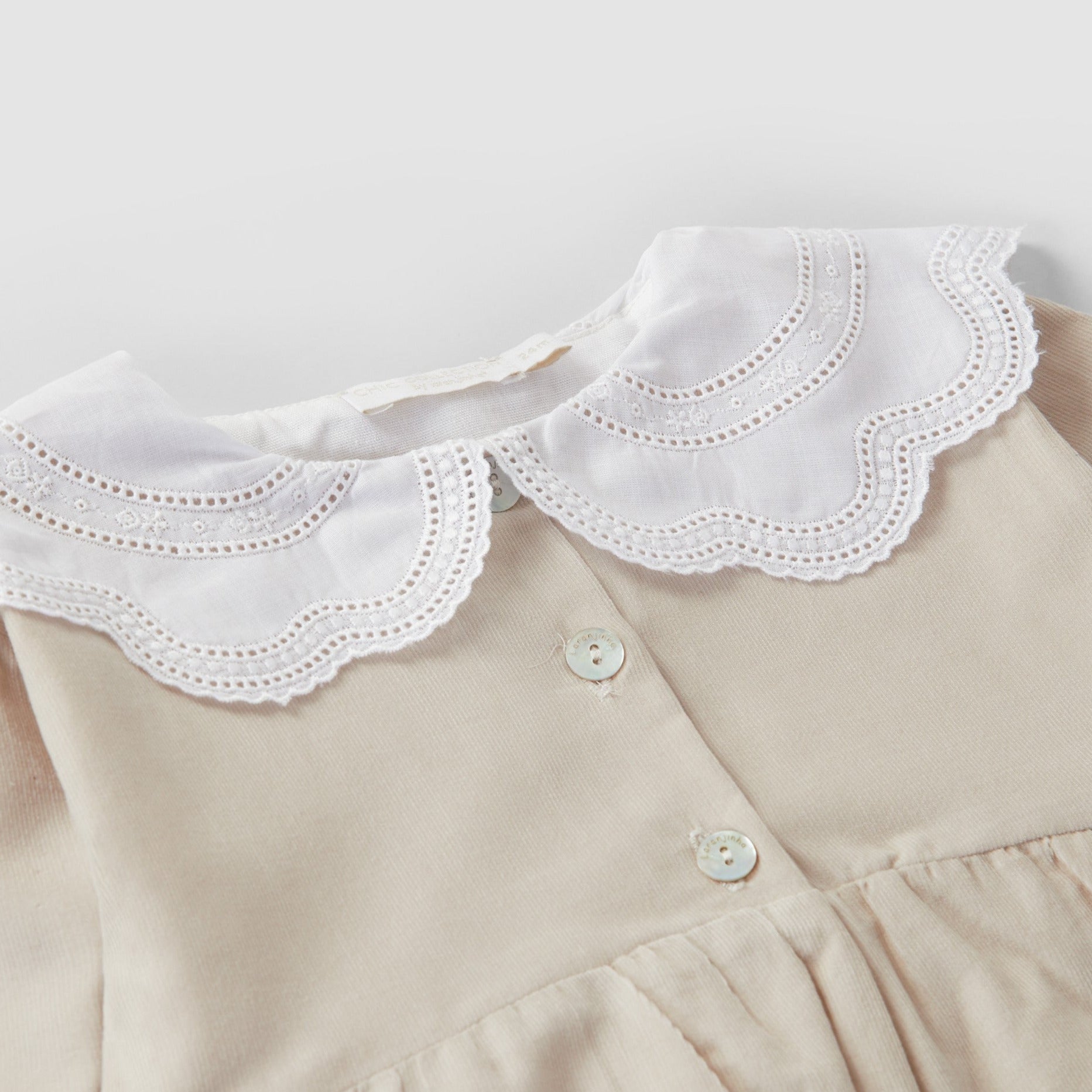 Vestido com gola bordada - Laranjinha