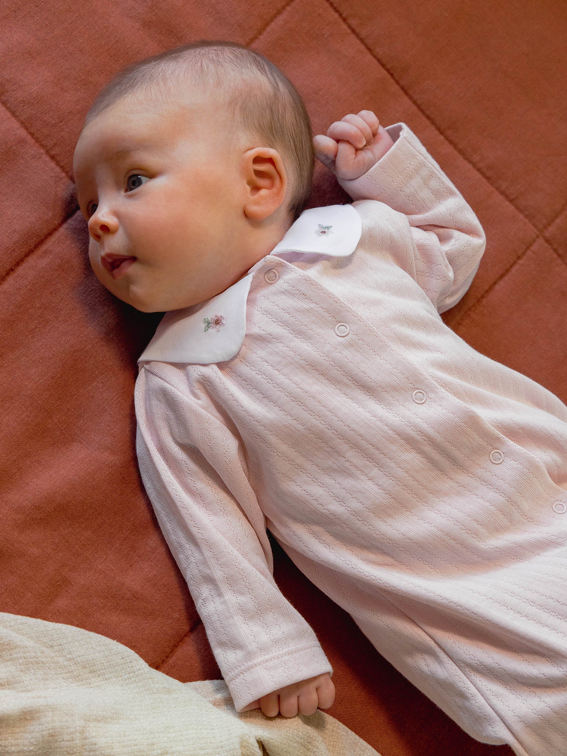 Babygrow algodão orgânico com flores bordadas - Laranjinha