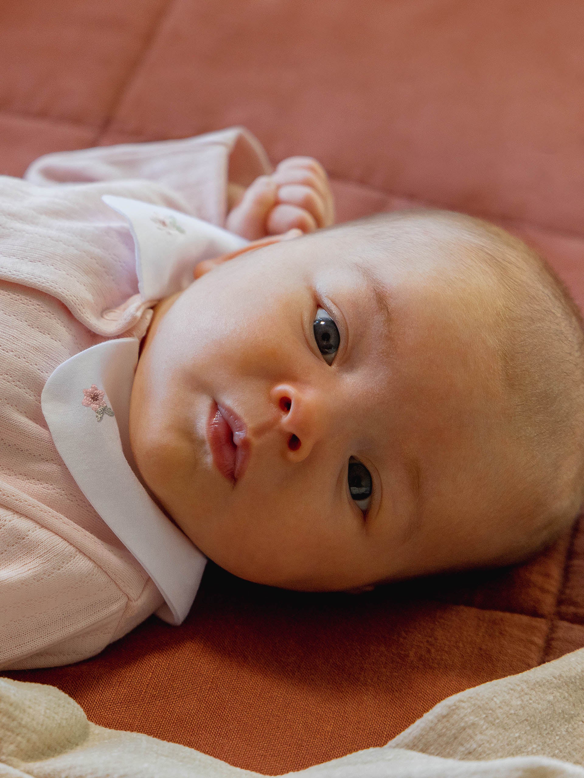 Babygrow algodão orgânico com flores bordadas - Laranjinha