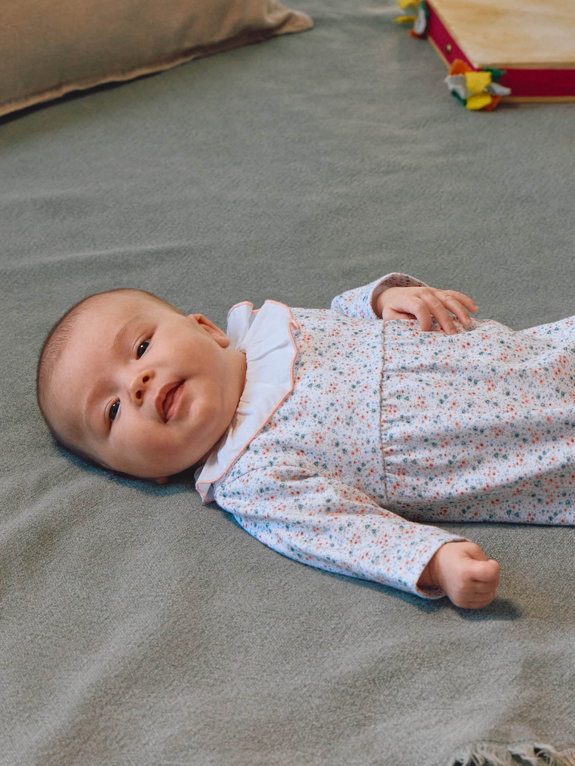 Babygrow flores com gola de folho - Laranjinha