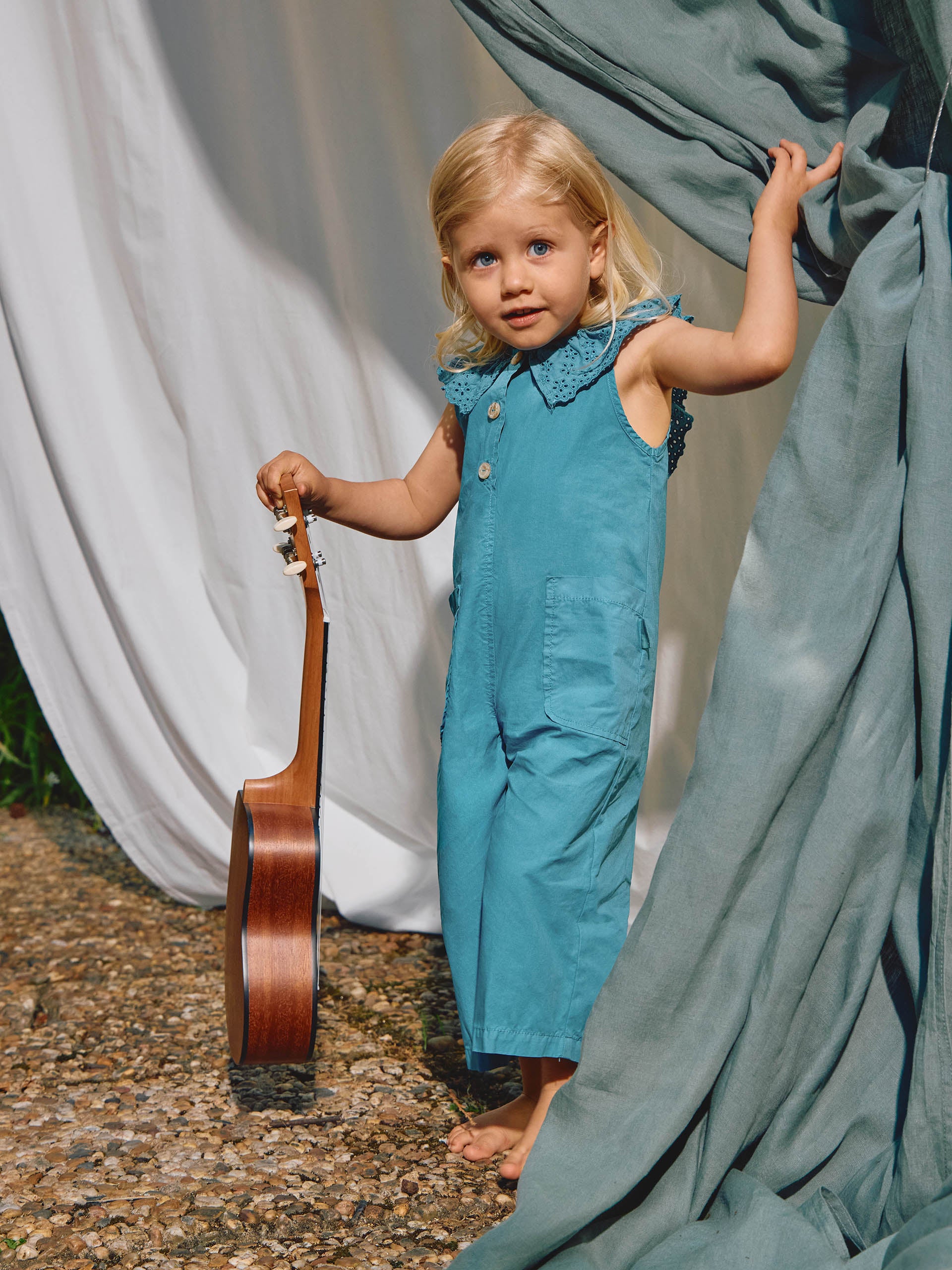 Jardineiras em sarja com gola em bordado inglês - Laranjinha