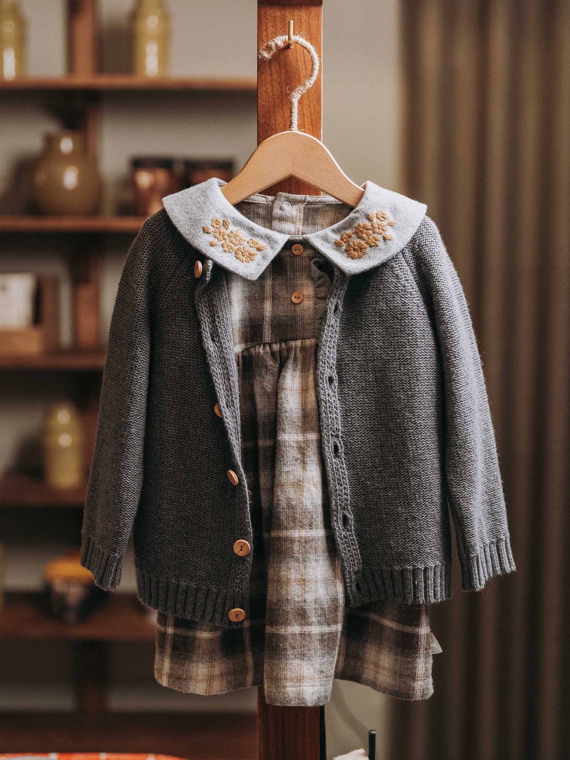 Vestido xadrez com detalhe de bordado na gola - SNUG