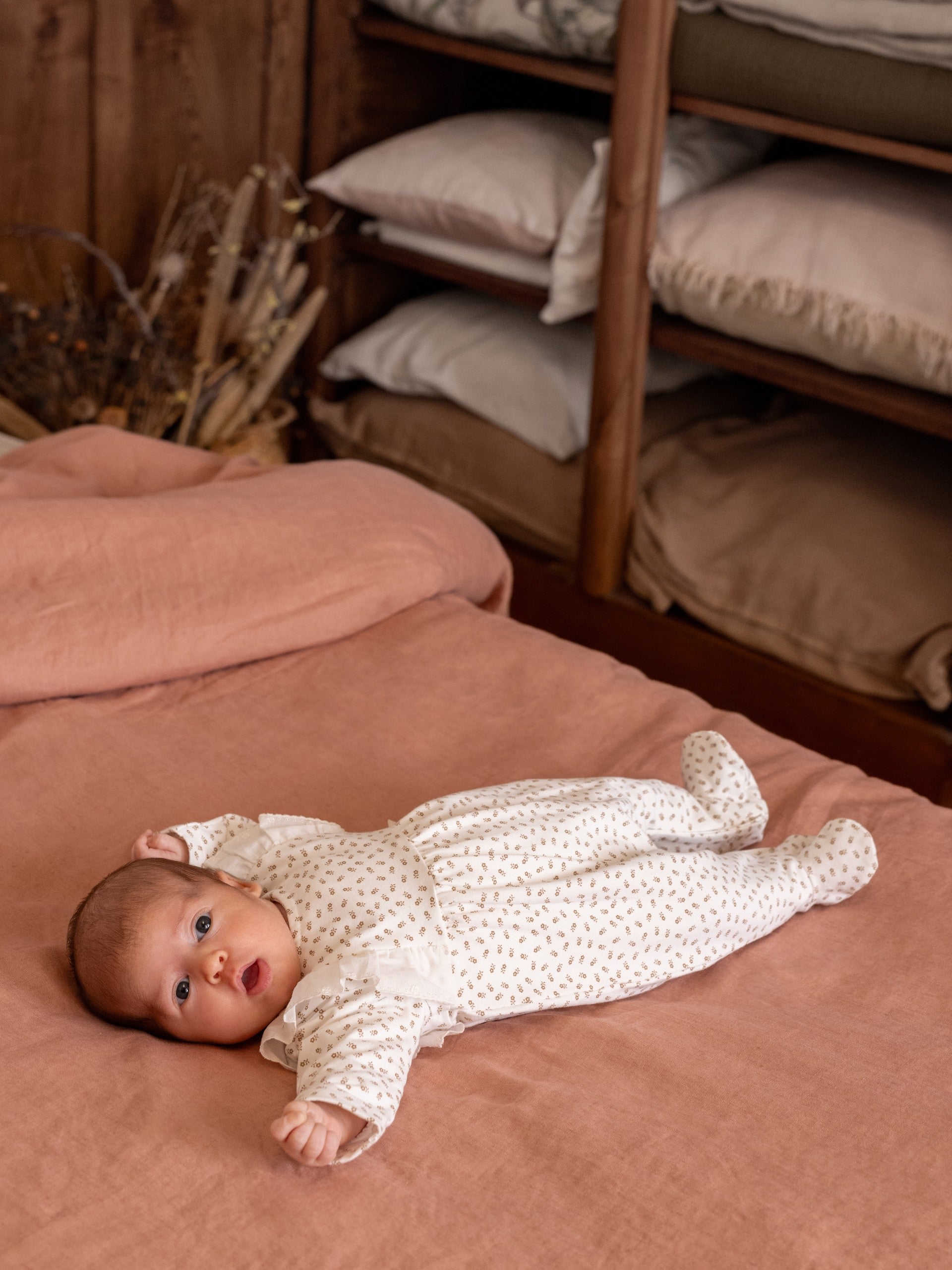 Babygrow algodão orgânico com detalhe de folho bordado - Laranjinha