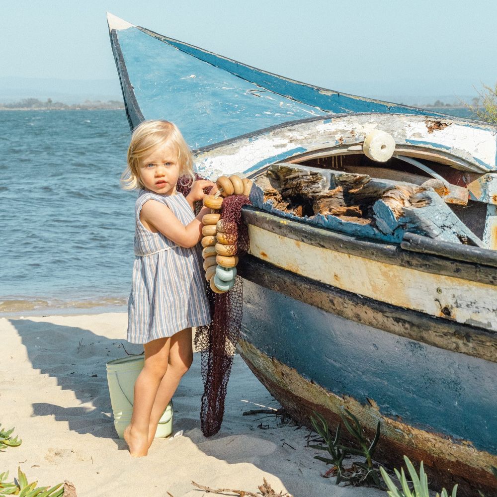Vestido de riscas multicolor com aplicação de renda - Laranjinha
