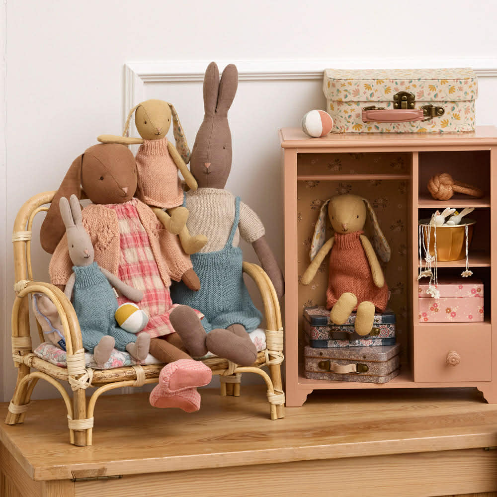 Coelho SIZE 1 com jardineira de malha - Maileg