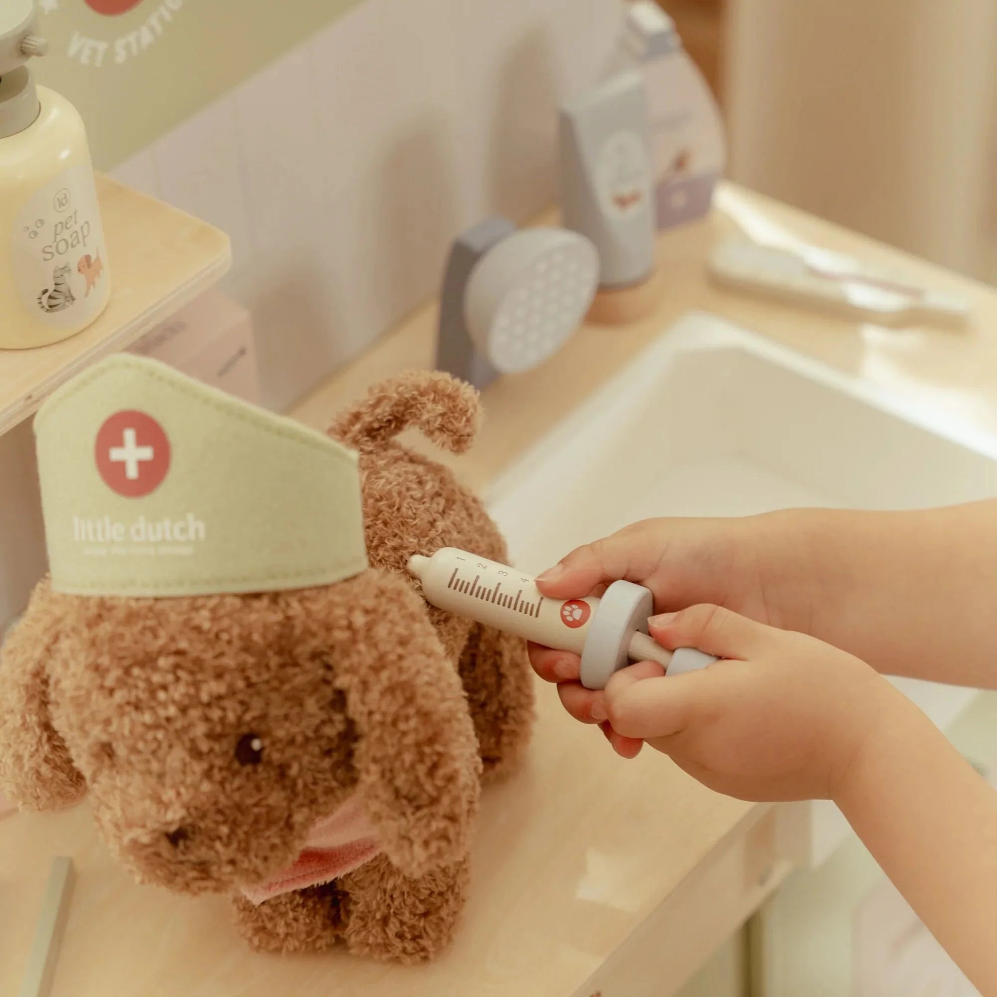 Cão Jackie em saco de viagem - Little Dutch