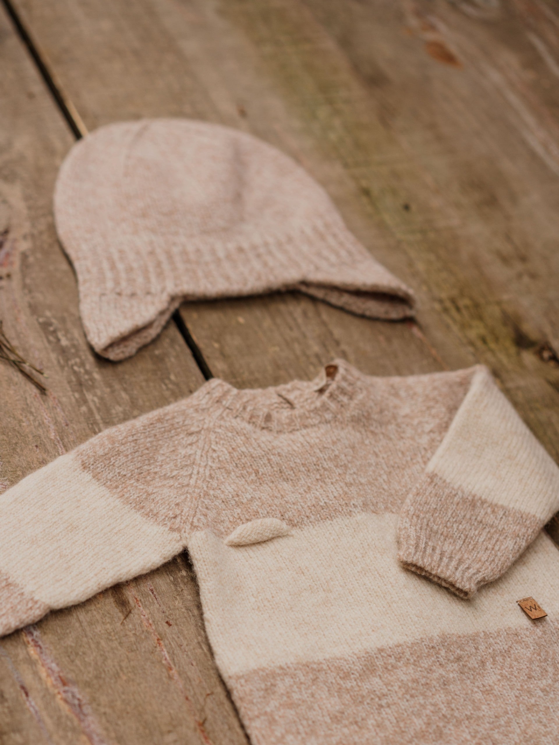 Babygrow com ursinho tricotado em lã merino | LITTLE TEDDY BEAR - Wedoble