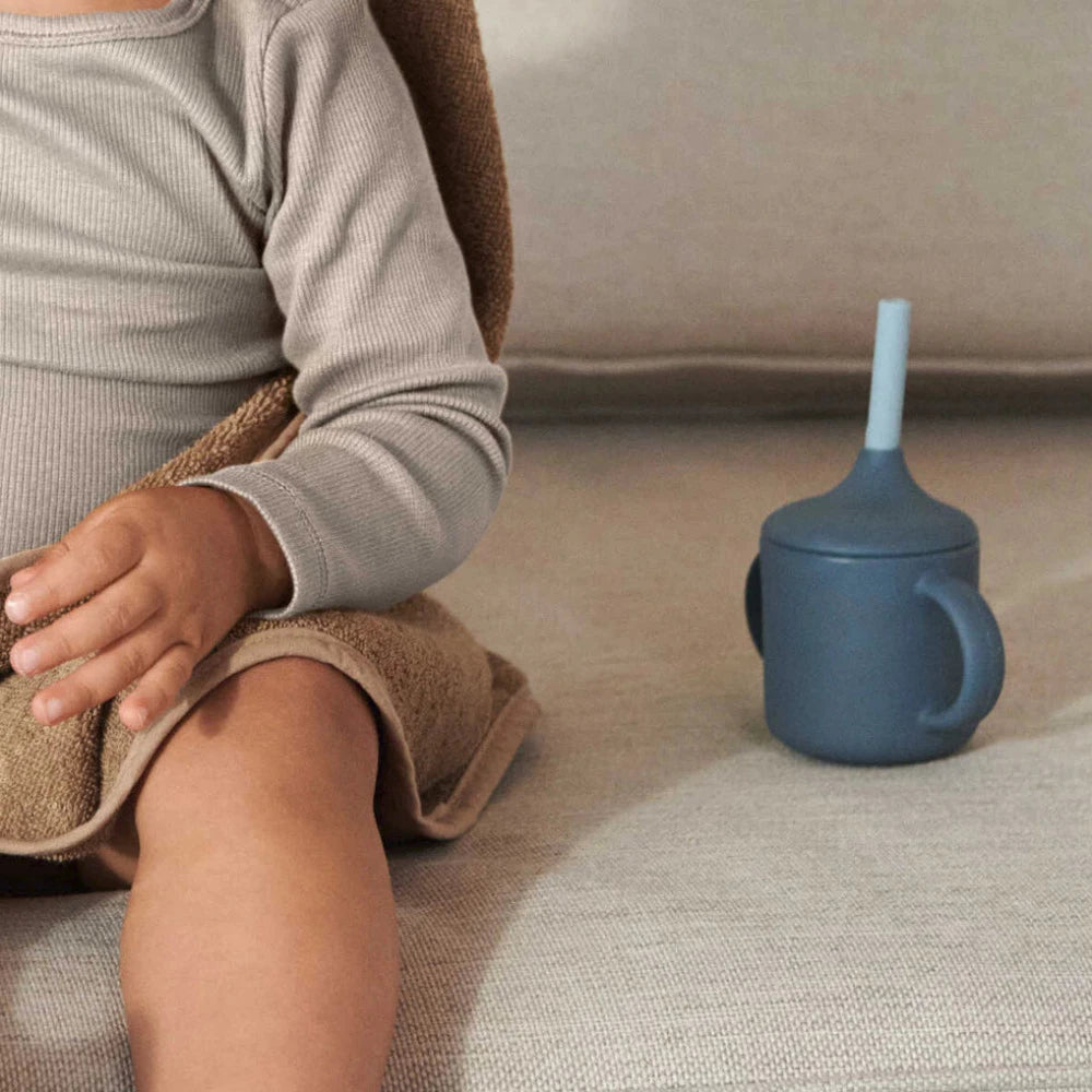 Copo com pegas e palhinha de silicone - Liewood - chuvadeamor