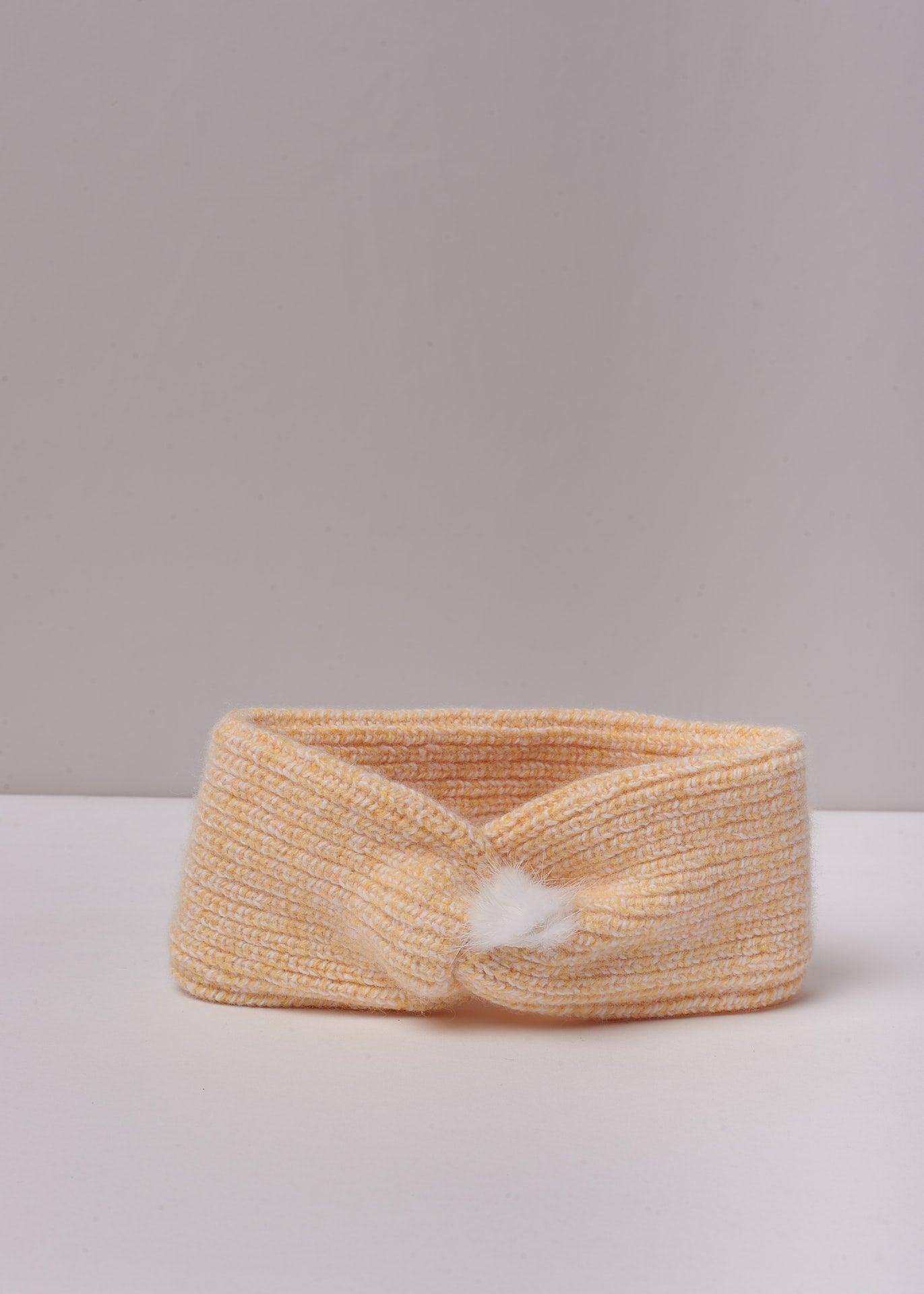 Fita com pompom em malha de lã