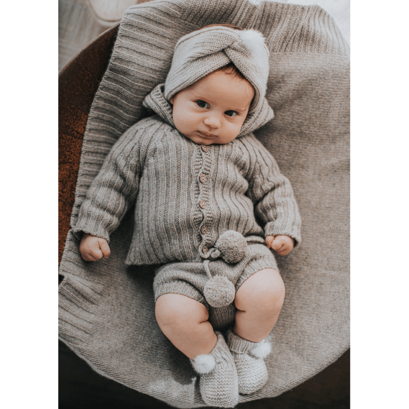 Fita com pompom em malha de lã